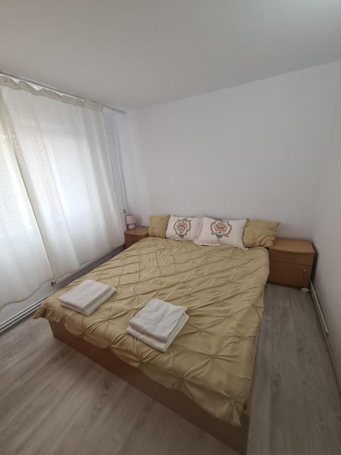 Apartament 2 Camere Etaj 4 Din 4 ไกรโอวา ภายนอก รูปภาพ