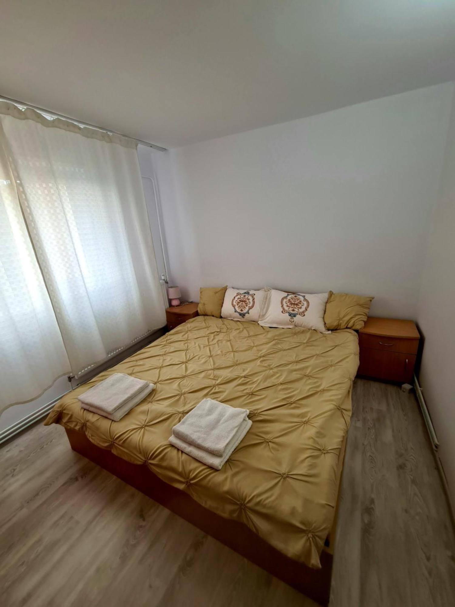 Apartament 2 Camere Etaj 4 Din 4 ไกรโอวา ภายนอก รูปภาพ